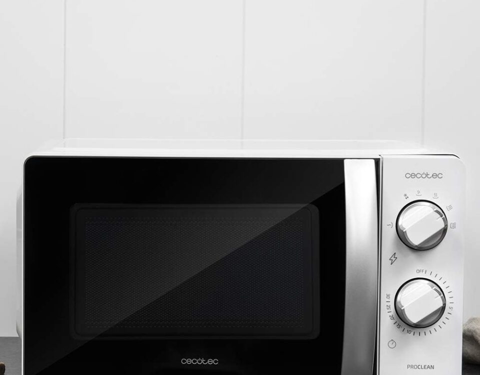 Cecotec Microondas ProClean 2010 de 20 litros y 700 W en blanco sobre encimera