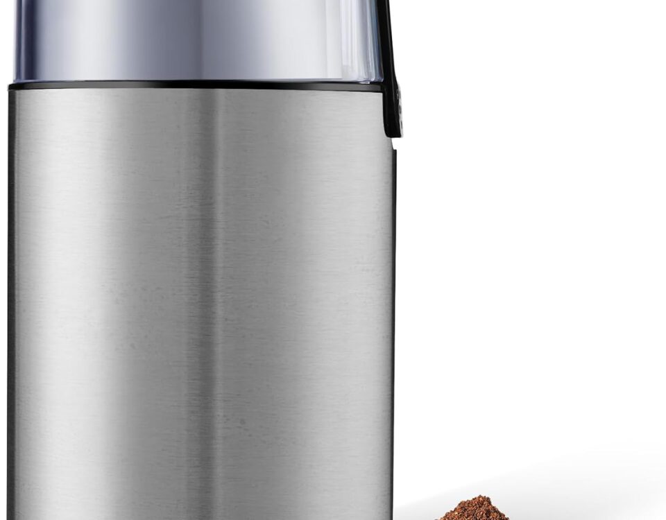 Molinillo de café eléctrico Amazon Basics de acero inoxidable con café recién molido