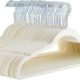 Pack de 50 perchas de terciopelo Amazon Basics en color marfil con gancho giratorio cromado