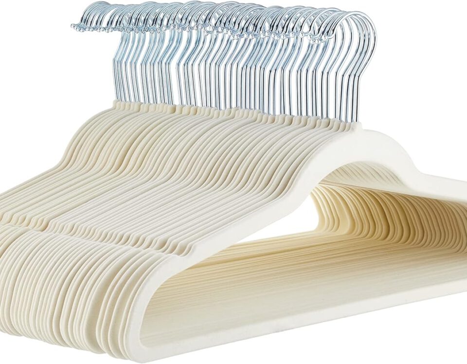 Pack de 50 perchas de terciopelo Amazon Basics en color marfil con gancho giratorio cromado