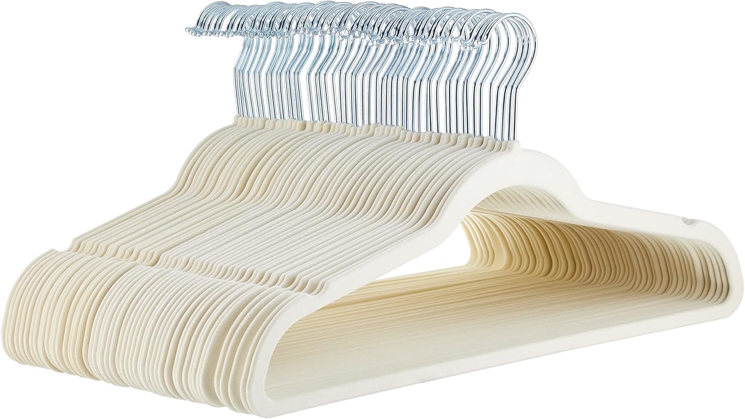 Pack de 50 perchas de terciopelo Amazon Basics en color marfil con gancho giratorio cromado
