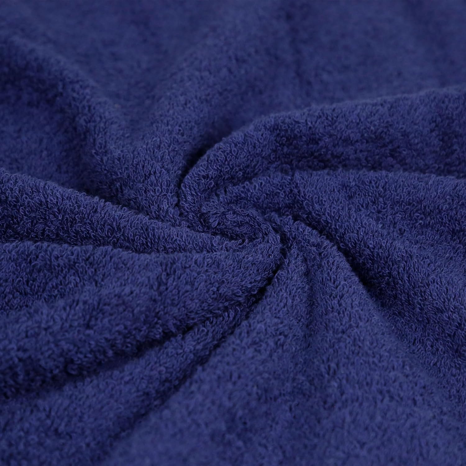 Detalle del rizo de algodón de las toallas de baño Amazon Basics en azul real