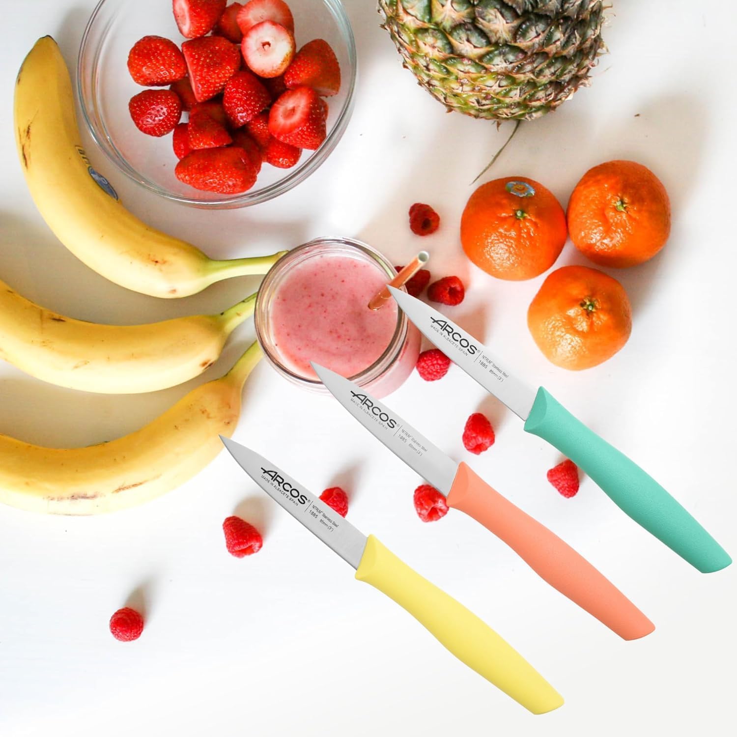 Cuchillos mondadores Arcos Nova junto a plátanos, fresas, mandarinas y un batido de frutas