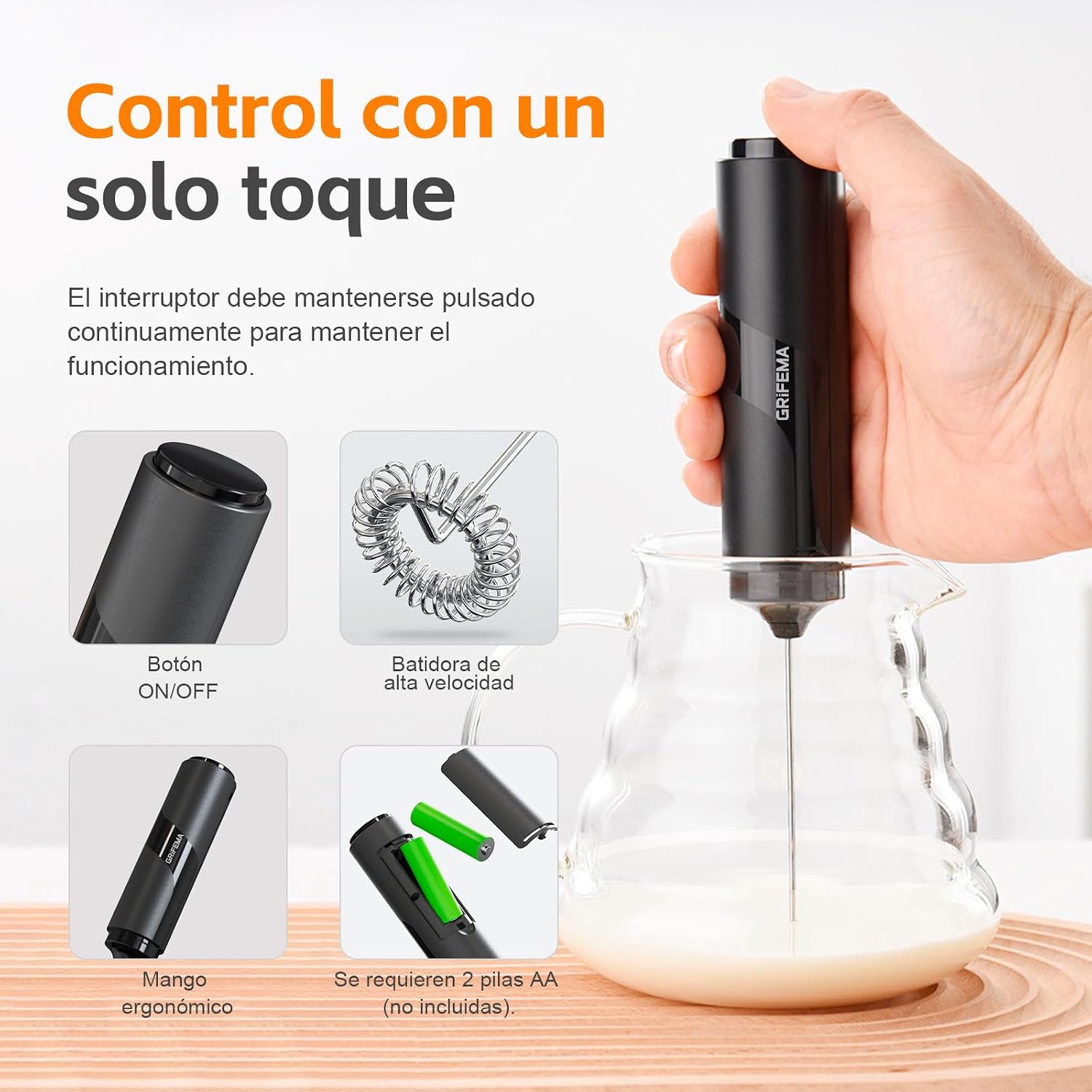 Detalle del botón único, la varilla batidora de acero inoxidable y el compartimento de 2 pilas AA del espumador GRIFEMA