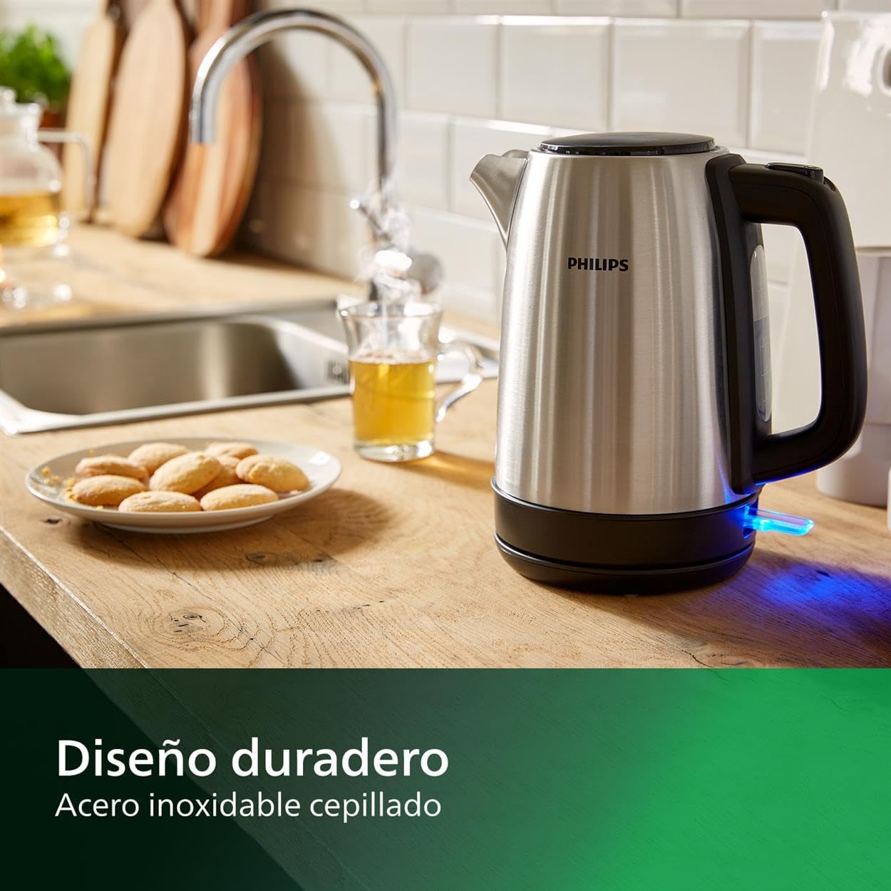 Detalle de la tapa con resorte y el interruptor con luz azul del hervidor Philips HD9350/90