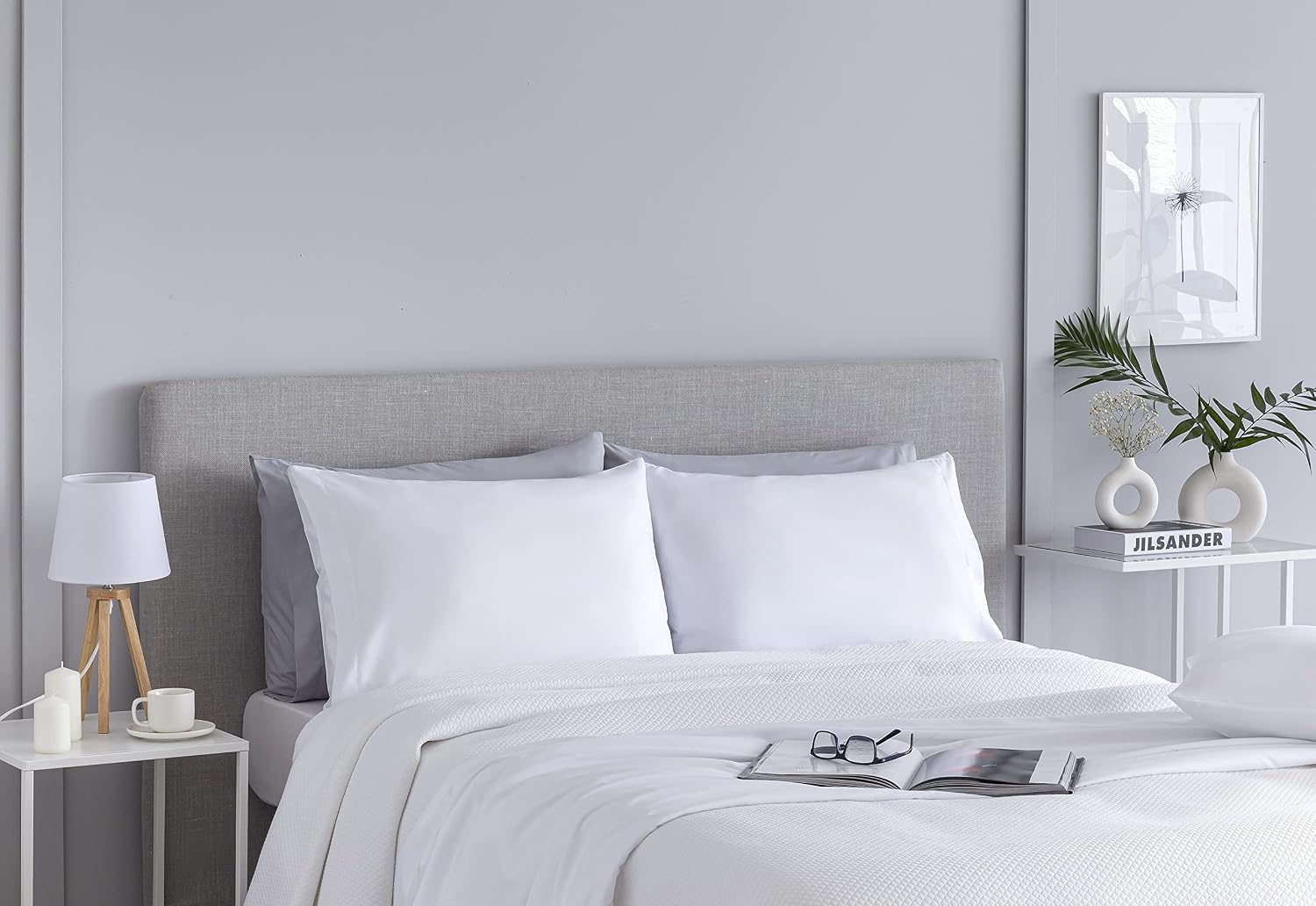 Fundas de almohada Todocama blancas puestas en una cama de matrimonio