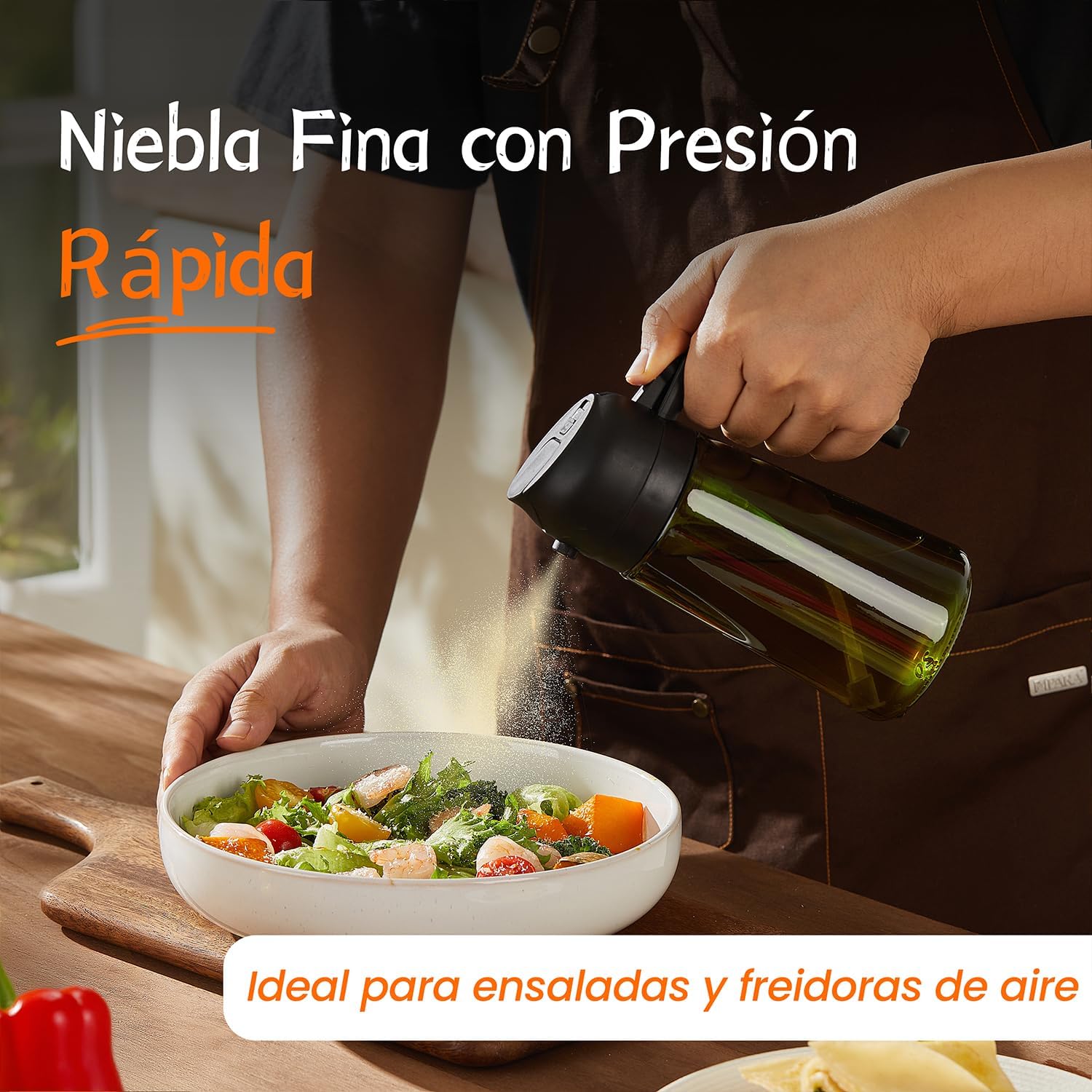 Pulverizador de aceite TrendPlain rociando niebla fina de aceite sobre una ensalada en un bol blanco