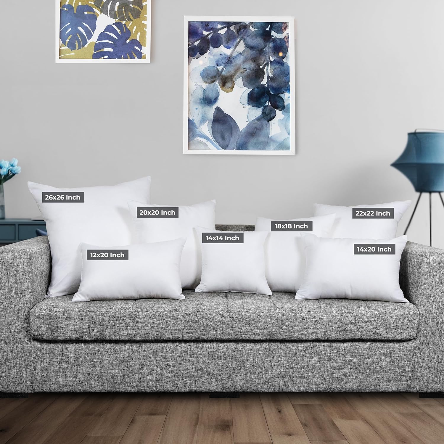 Diferentes medidas de relleno de cojín Utopia Bedding colocadas sobre un sofá gris