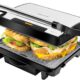 Parrilla eléctrica Cecotec Rock'nGrill 1500 Rapid con dos sándwiches mixtos tostándose entre sus placas de piedra