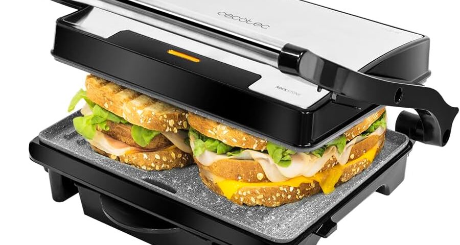 Parrilla eléctrica Cecotec Rock'nGrill 1500 Rapid con dos sándwiches mixtos tostándose entre sus placas de piedra