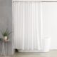 Cortina de ducha de tela Amazon Basics blanca de 180x180 cm colgada en un baño moderno