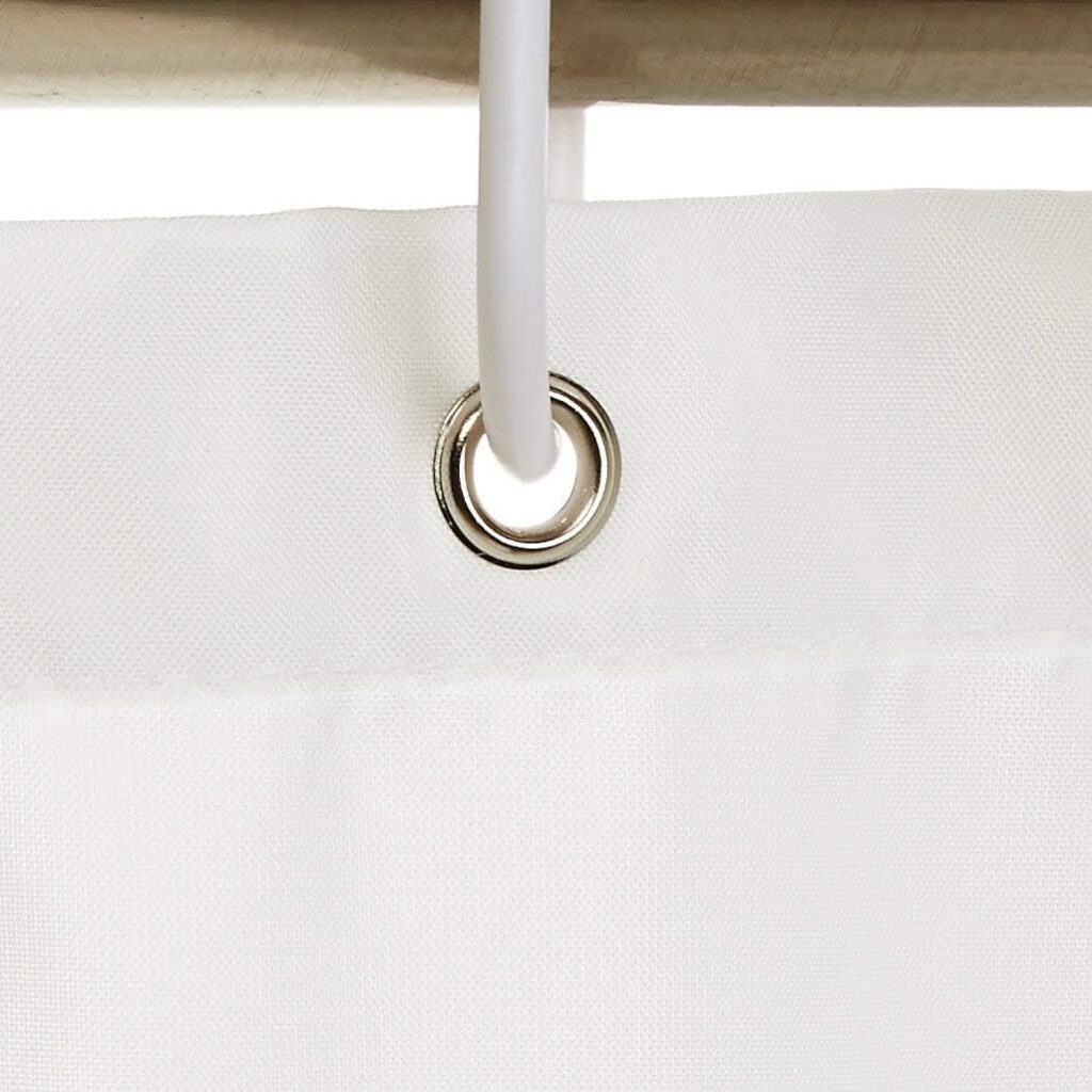 Detalle del ojal metálico reforzado de la cortina de ducha Amazon Basics con el gancho colgado de la barra