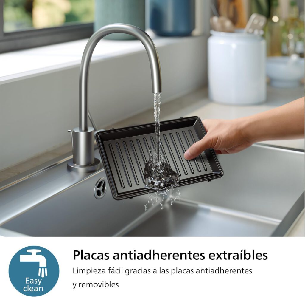 Lavado de una placa antiadherente extraíble de la sandwichera Philips Serie 5000 bajo el grifo