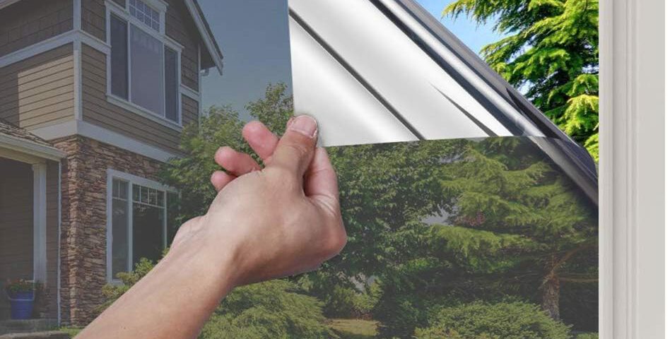 Instalación del vinilo espejo rabbitgoo en una ventana