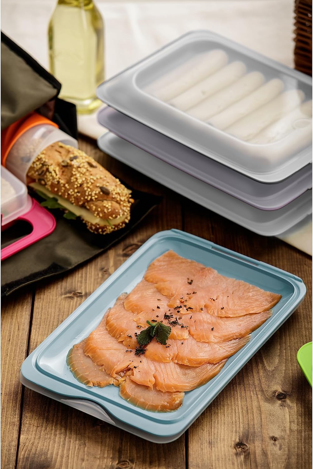 Bandeja del set Tatay Fresh sirviendo salmón ahumado en lonchas sobre una mesa de madera junto a otros recipientes apilados