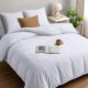 Funda nórdica Utopia Bedding blanca de 230x220 cm en una cama de 150 con dos fundas de almohada