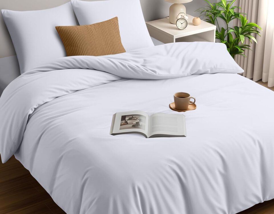 Funda nórdica Utopia Bedding blanca de 230x220 cm en una cama de 150 con dos fundas de almohada